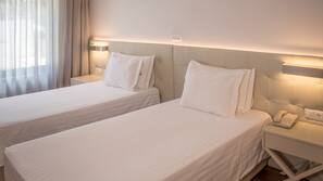Minibar, escritorio, cortinas opacas y tabla de planchar con plancha