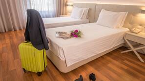 Minibar, escritorio, cortinas opacas y tabla de planchar con plancha