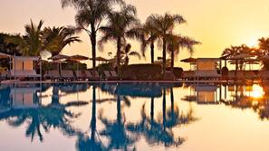 Indoor pool, 5 outdoor pools