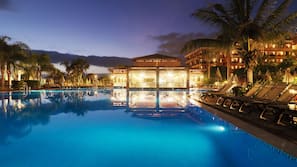 Indoor pool, 5 outdoor pools