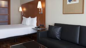 Minibar, coffre-forts dans les chambres, bureau