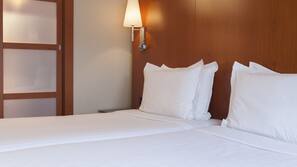 Minibar, coffre-forts dans les chambres, bureau