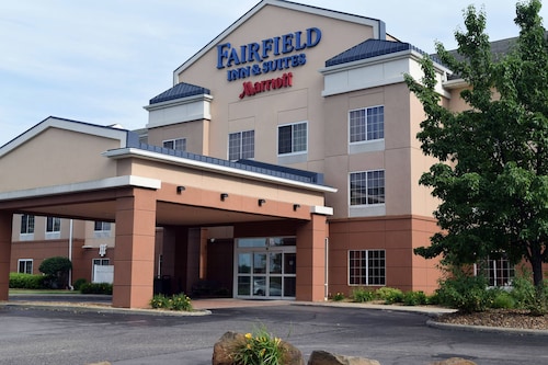 Great Place to stay Fairfield Inn and Suites by Marriott Youngstown near Austintown 