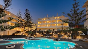 3 piscinas al aire libre, sombrillas, tumbonas