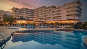 3 piscinas al aire libre, sombrillas, tumbonas
