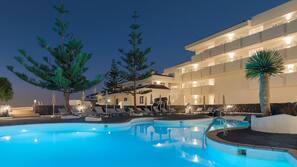 3 piscinas al aire libre, sombrillas, tumbonas