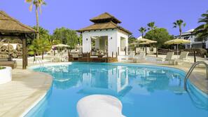 2 piscines extérieures, parasols de plage, chaises longues