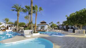 2 piscines extérieures, parasols de plage, chaises longues