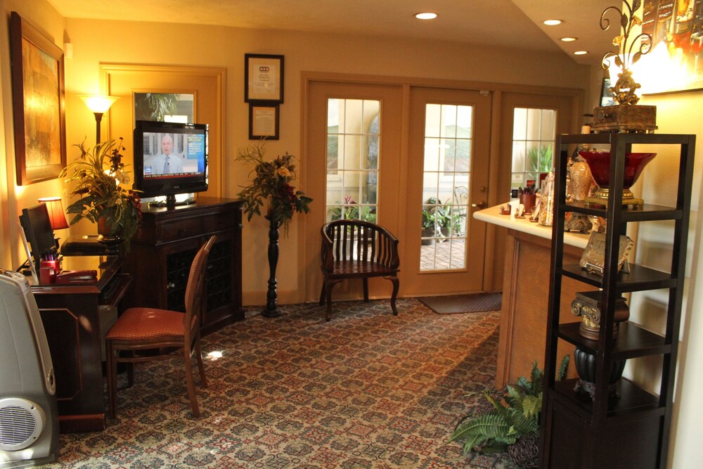 Interior entrance, Vineyard Court Designer Suites Hotel