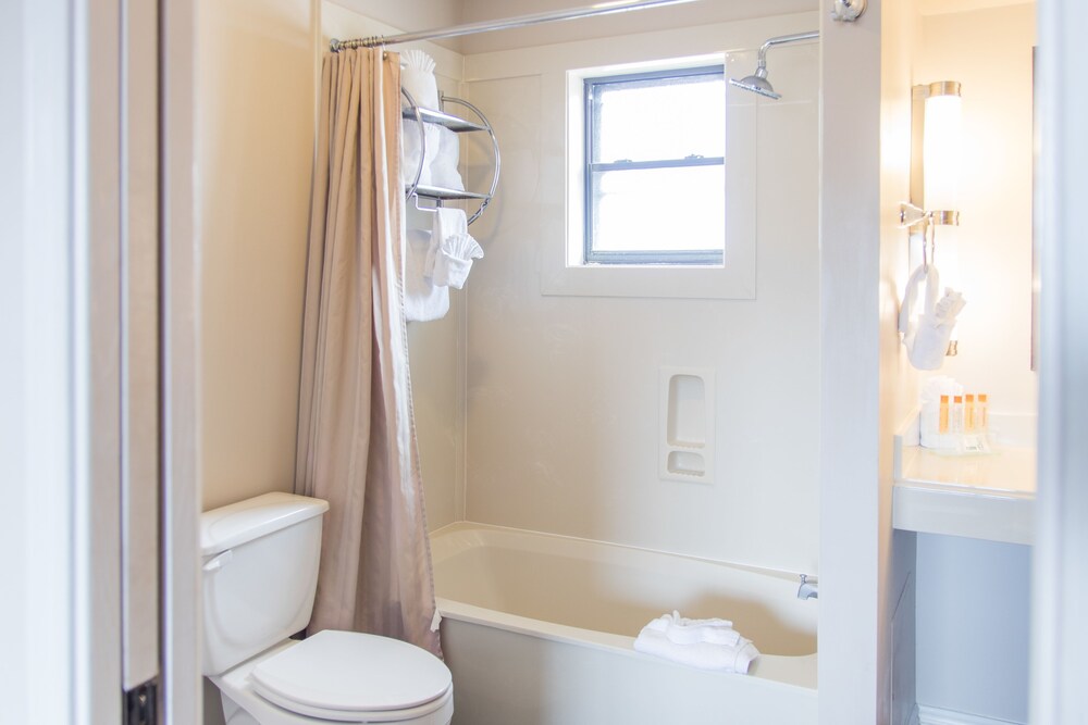 Bathroom shower, Vineyard Court Designer Suites Hotel