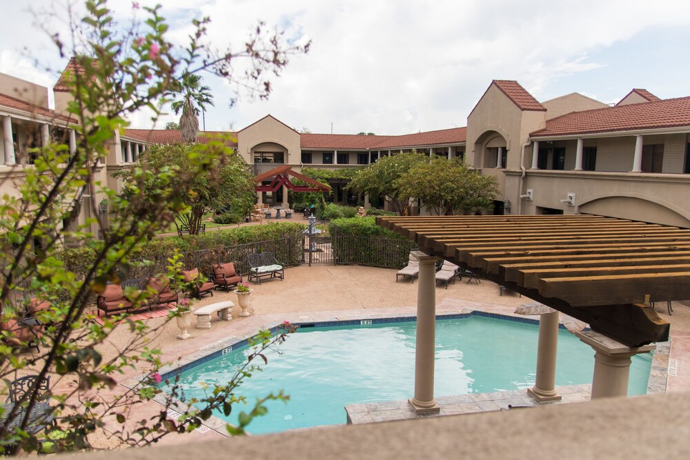 Outdoor pool, Vineyard Court Designer Suites Hotel