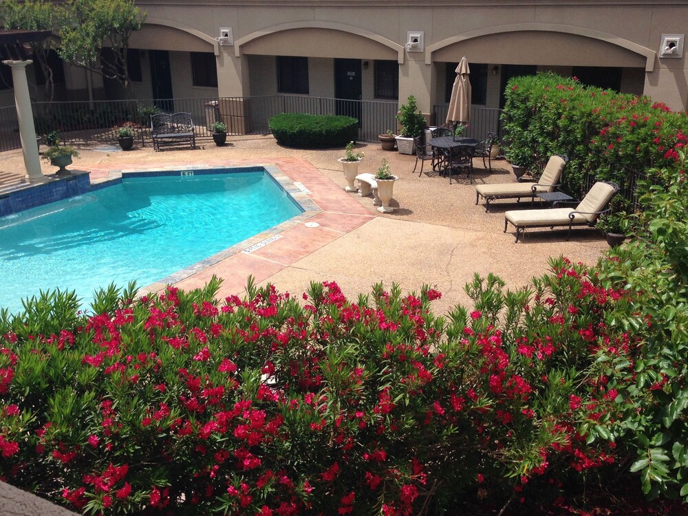 Courtyard view, Vineyard Court Designer Suites Hotel