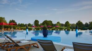 Indoor pool, seasonal outdoor pool, pool loungers