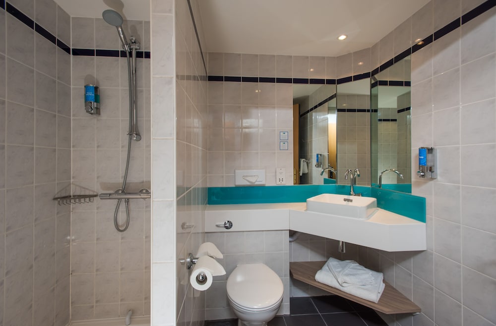 Bathroom, Holiday Inn Express London - Dartford, an IHG Hotel