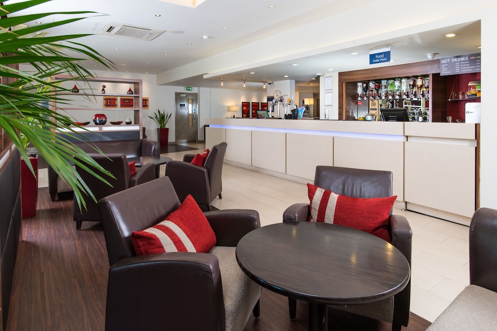 Bar (on property), Holiday Inn Express London - Dartford, an IHG Hotel