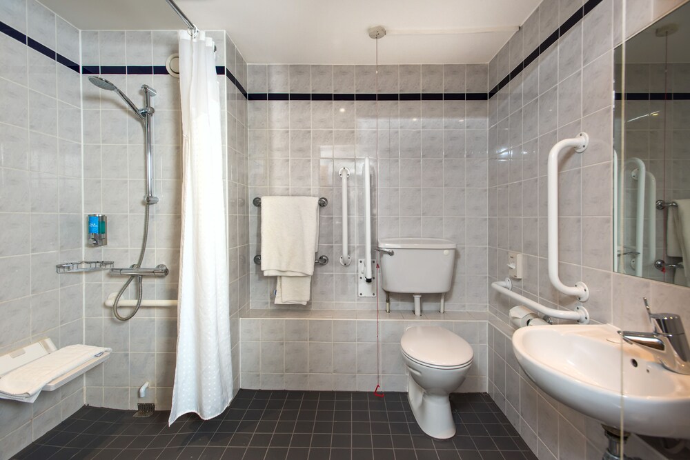 Bathroom, Holiday Inn Express London - Dartford, an IHG Hotel