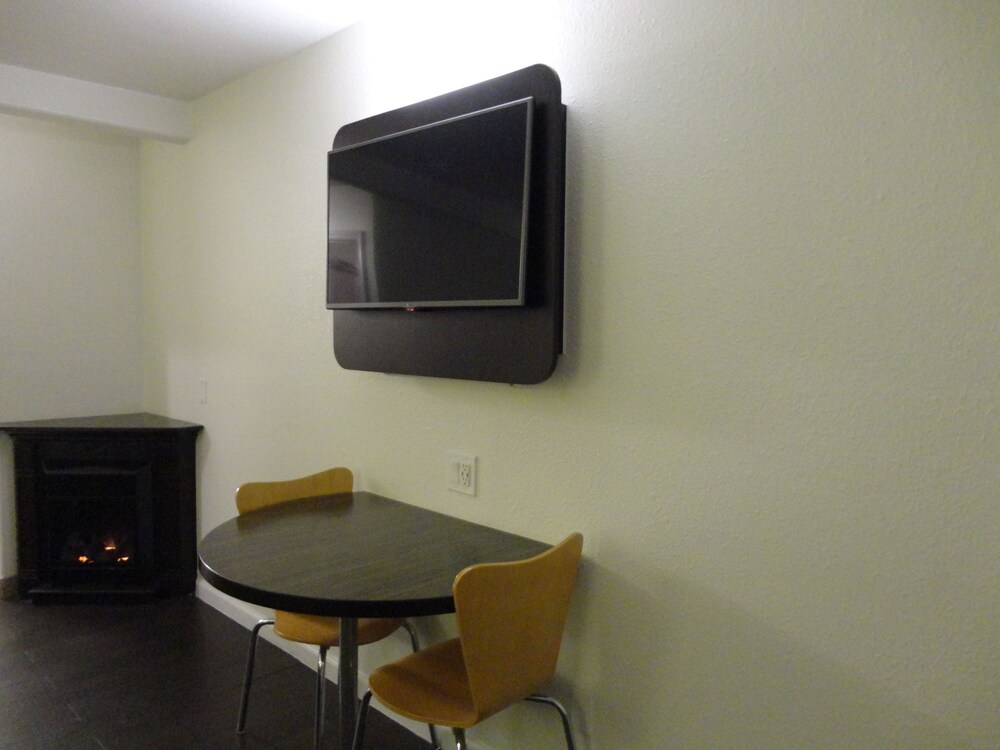 In-room dining, Motel 6 Monterey Downtown