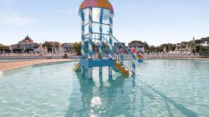 Piscine extérieure (ouverte en saison), parasols de plage