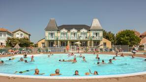 Piscine extérieure (ouverte en saison), parasols de plage