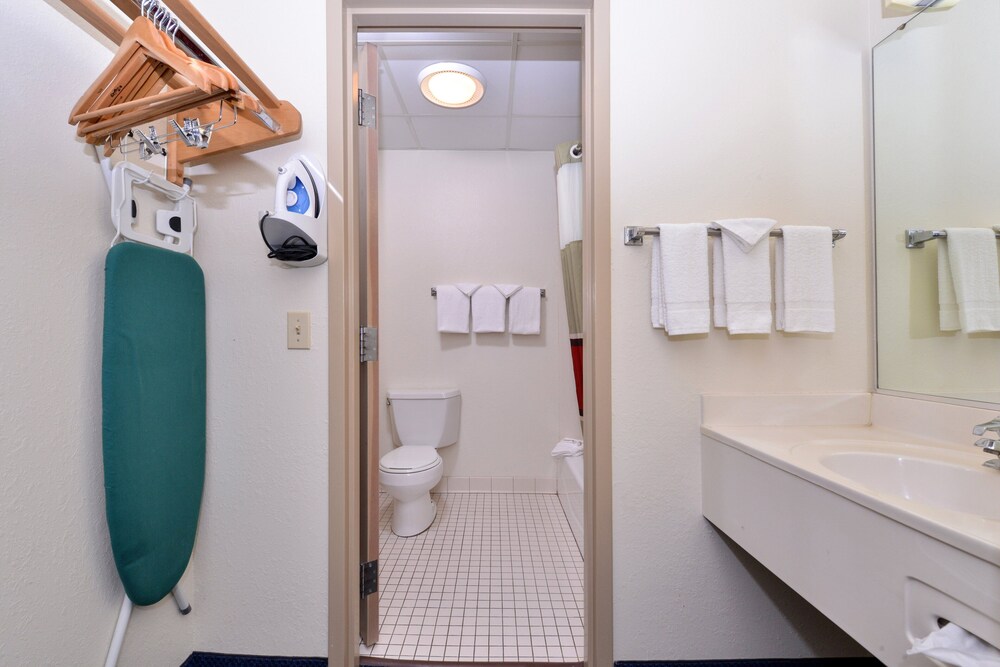 Bathroom, Red Roof Inn Sandusky - Milan