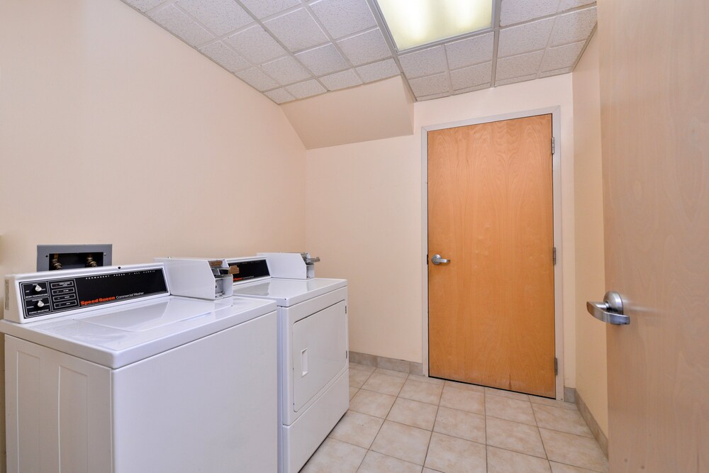 Laundry room, Red Roof Inn Sandusky - Milan