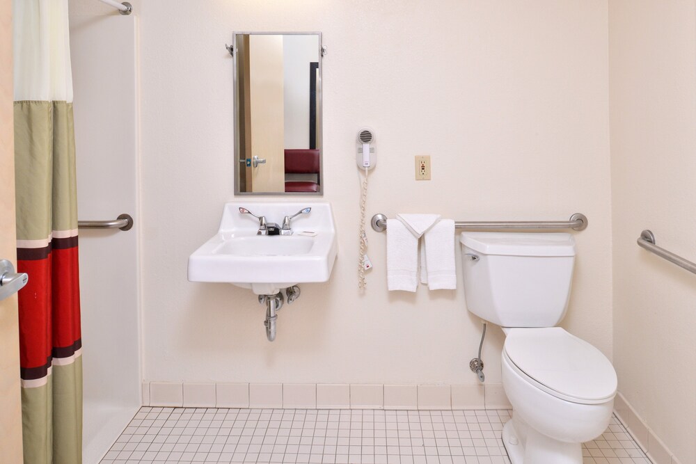 Bathroom, Red Roof Inn Sandusky - Milan