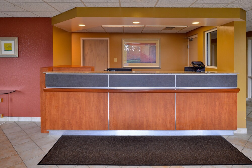 Lobby, Red Roof Inn Sandusky - Milan