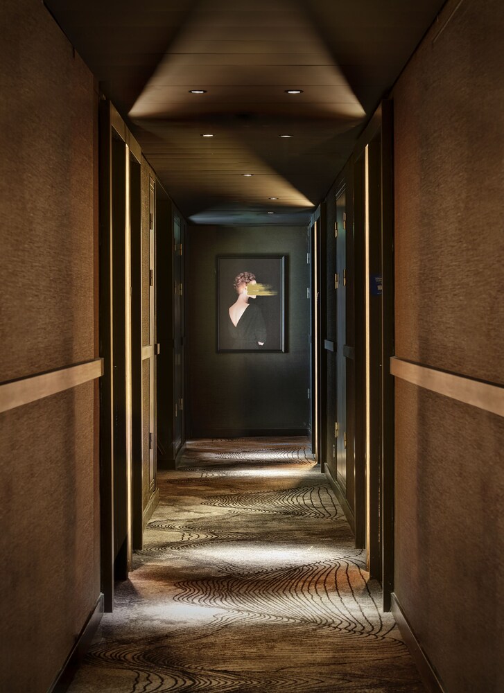 Hallway, The Westminster London, Curio Collection by Hilton