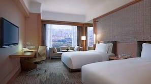 Hypo-allergenic bedding, minibar, in-room safe, desk
