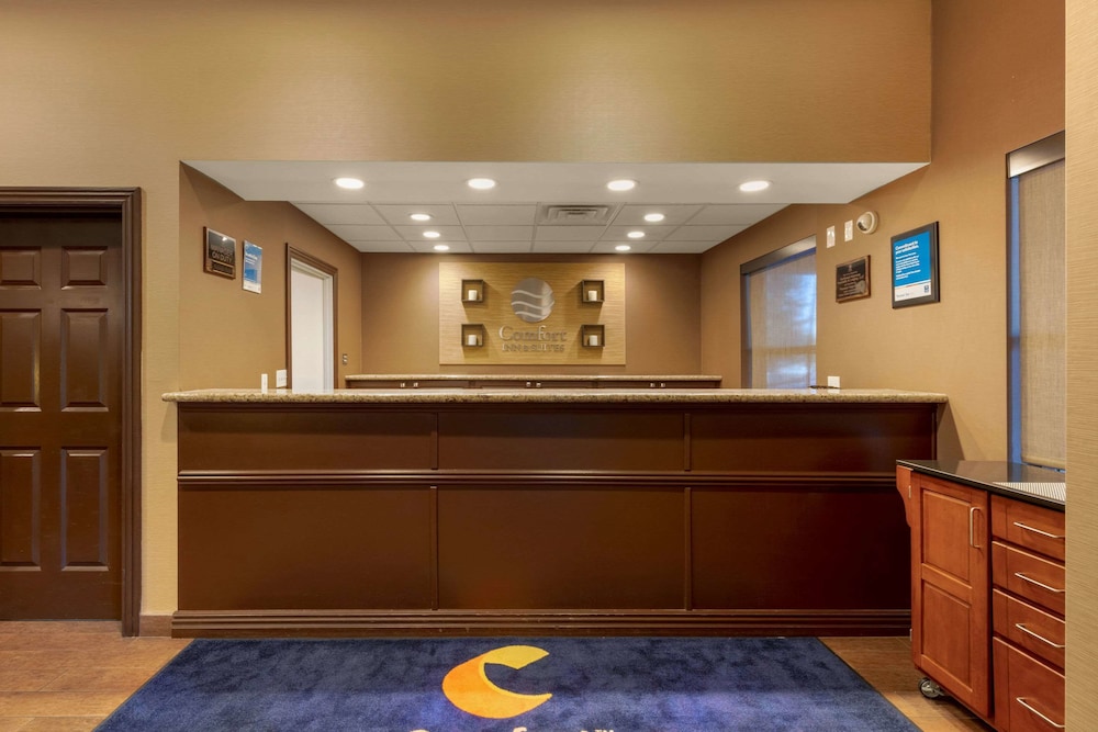 Lobby, Comfort Inn & Suites Fayetteville - University Area