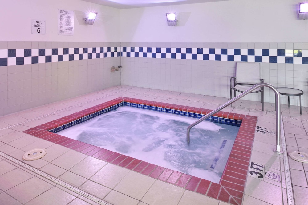 Pool, Comfort Inn & Suites Fayetteville - University Area