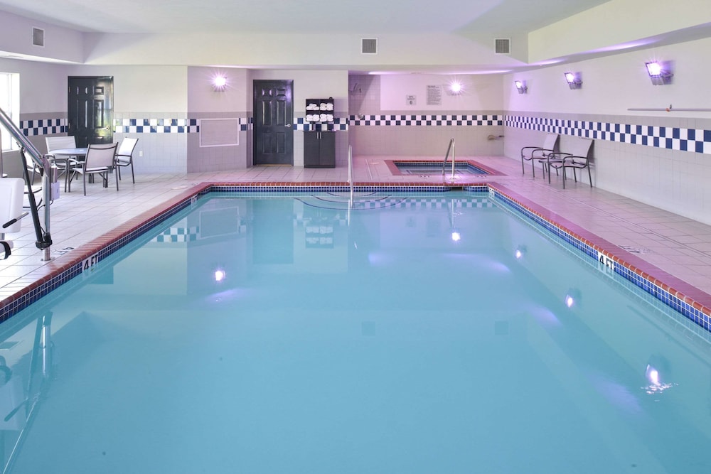 Pool, Comfort Inn & Suites Fayetteville - University Area