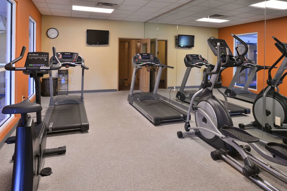 Fitness facility, Comfort Inn & Suites Fayetteville - University Area