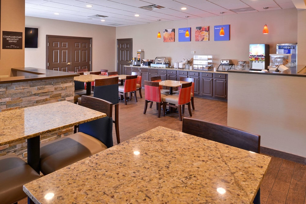 Breakfast area, Comfort Inn & Suites Fayetteville - University Area