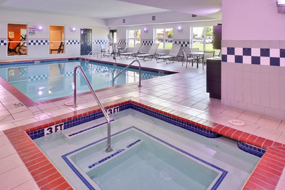 Pool, Comfort Inn & Suites Fayetteville - University Area