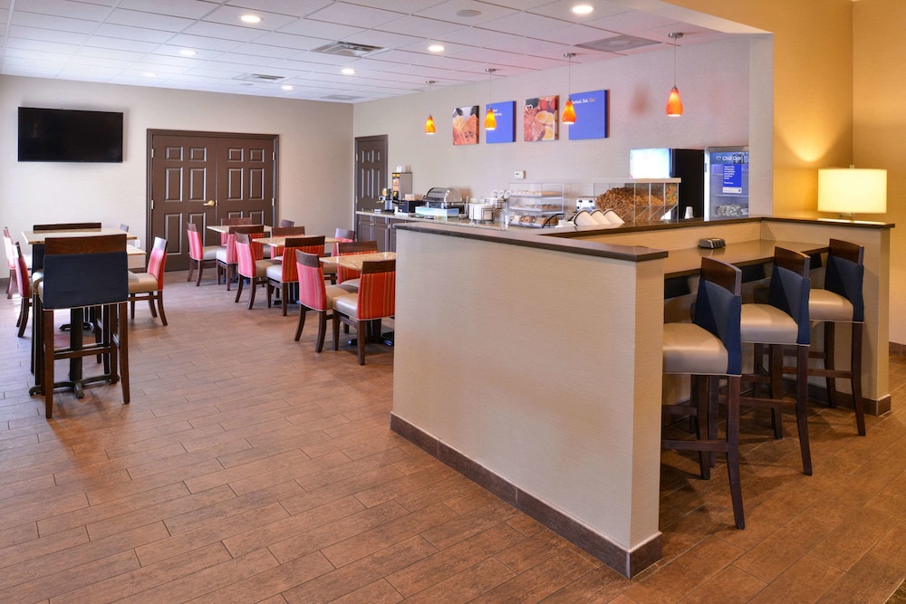 Breakfast area, Comfort Inn & Suites Fayetteville - University Area