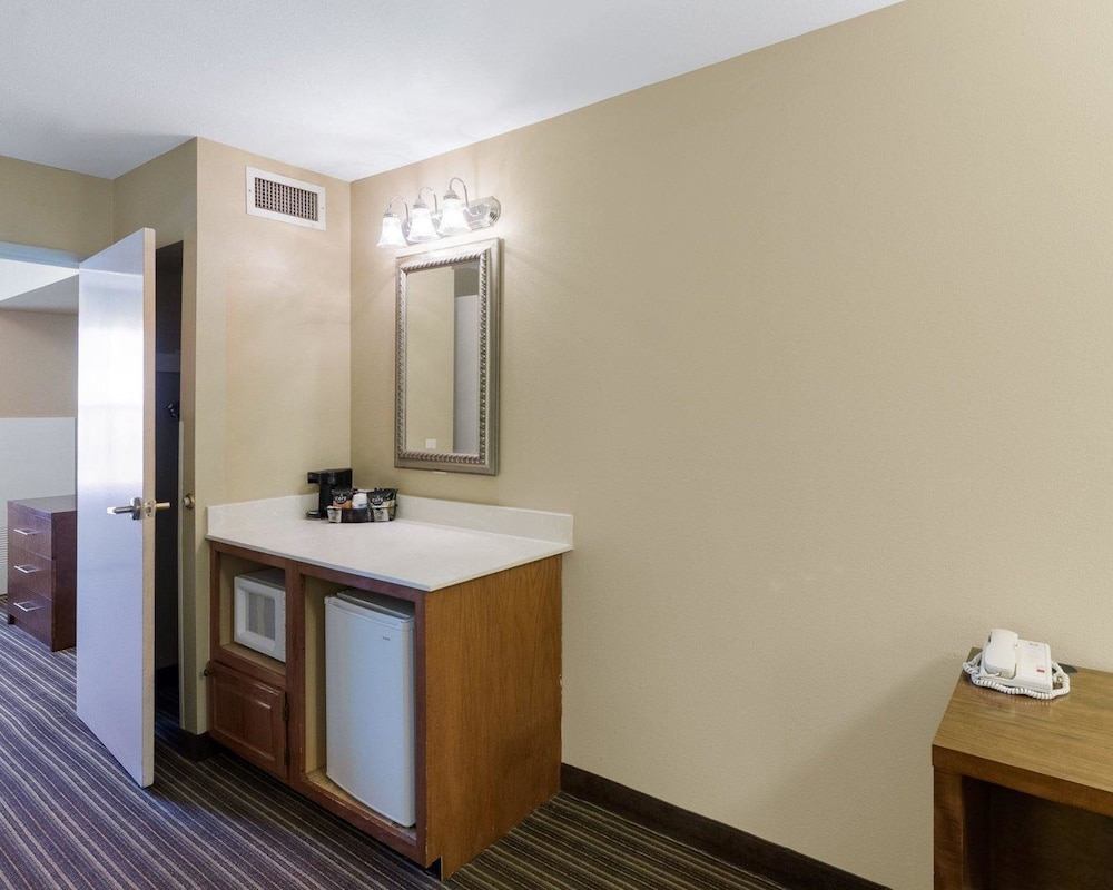 Room, Comfort Inn & Suites Fayetteville - University Area