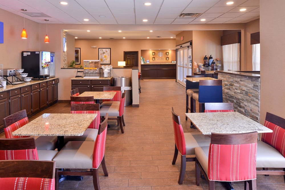 Breakfast area, Comfort Inn & Suites Fayetteville - University Area