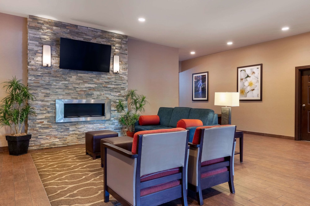 Lobby, Comfort Inn & Suites Fayetteville - University Area