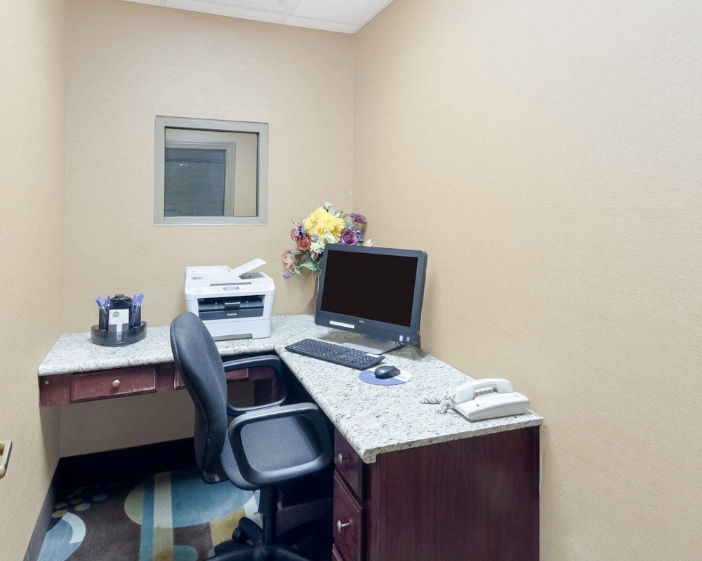 Business center, Comfort Inn & Suites Fayetteville - University Area