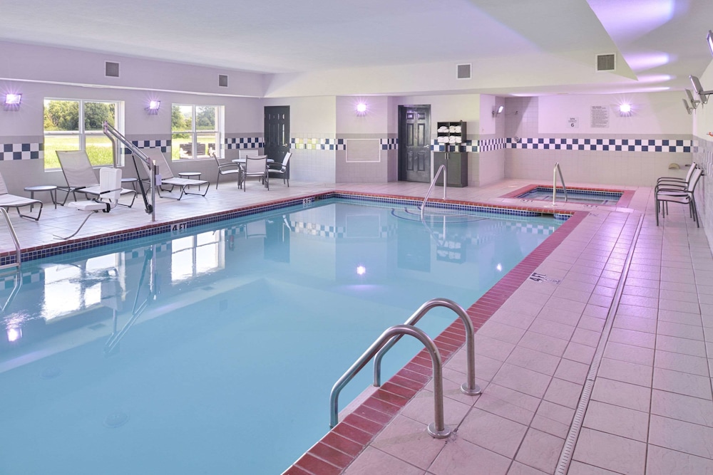 Pool, Comfort Inn & Suites Fayetteville - University Area