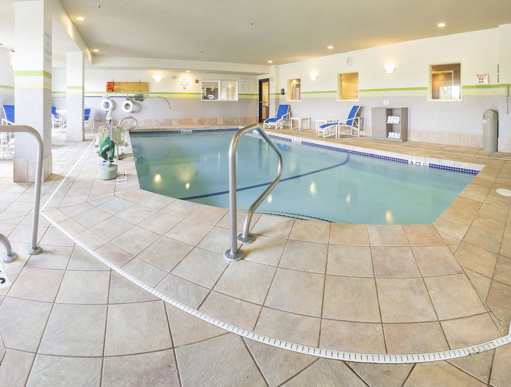 Holiday Inn Express Hotel & Suites Manchester Airport, an IHG Hotel