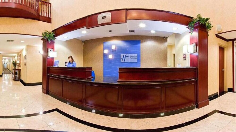 Holiday Inn Express Hotel & Suites Gainesville, an IHG Hotel