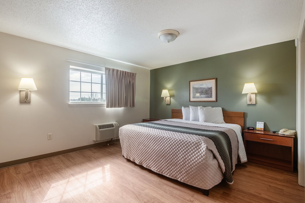 HomeTowne Studios & Suites by Red Roof Charlotte - Concord