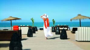 Plage privée, sable blanc, cabines gratuites, chaises longues