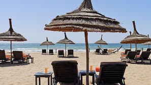Plage privée, sable blanc, cabines gratuites, chaises longues