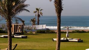 Plage privée, sable blanc, cabines gratuites, chaises longues