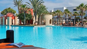 Piscine extérieure, cabanons gratuits, parasols de plage