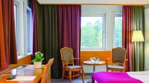 Värdeförvaringsskåp på rummet, skrivbord och mörkläggningsgardiner