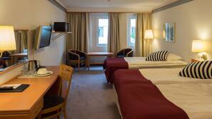 Värdeförvaringsskåp på rummet, skrivbord och mörkläggningsgardiner